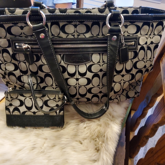 Authentic Coach Penelope Weekend Tote and Wristlet Set EUC ~ VGUC - Picture 1 of 16